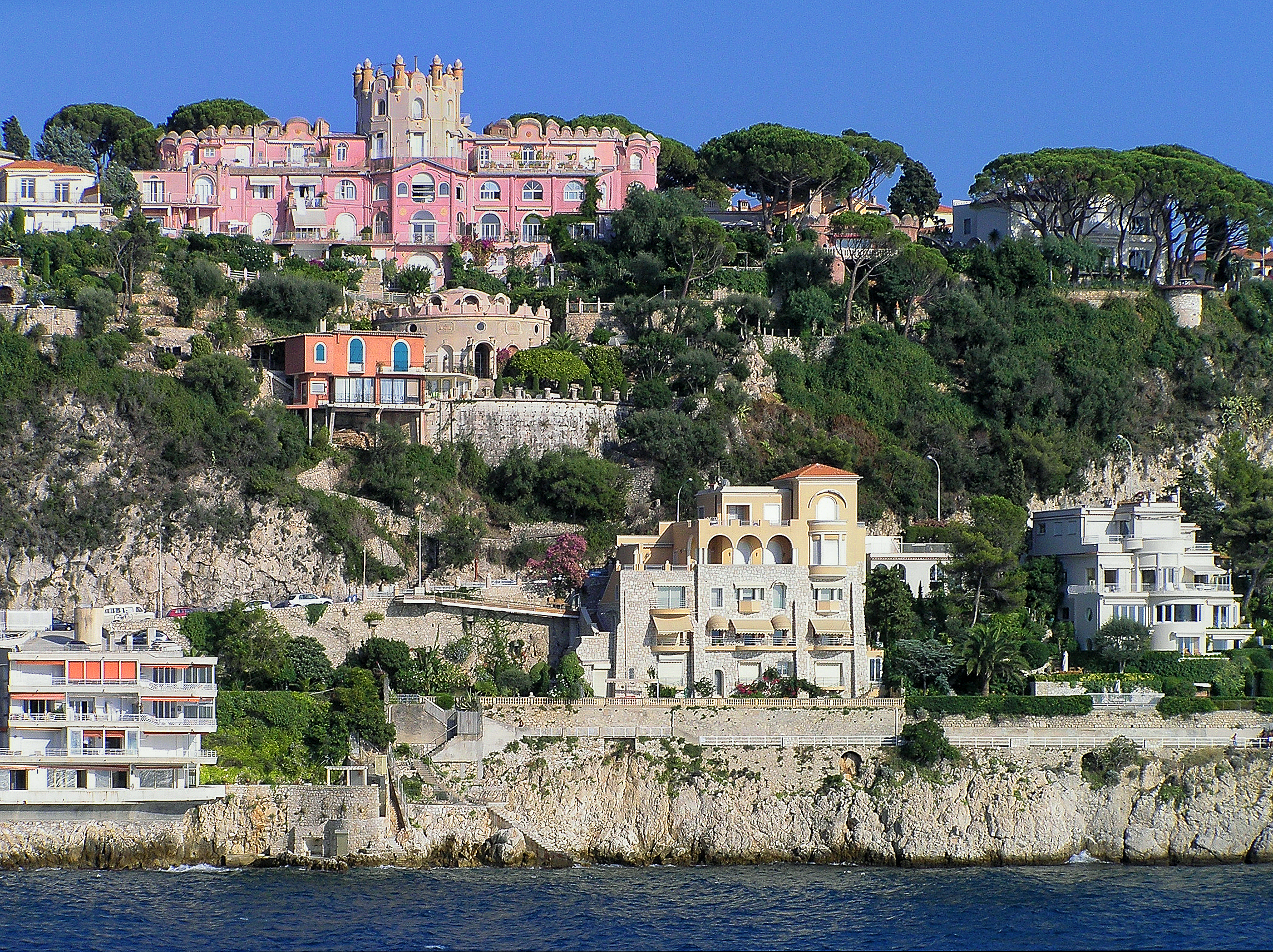 Si vous souhaitez vous installer du côté du Mont Boron, l'agence Nice est de www.votre-agence-immo.fr vous attend