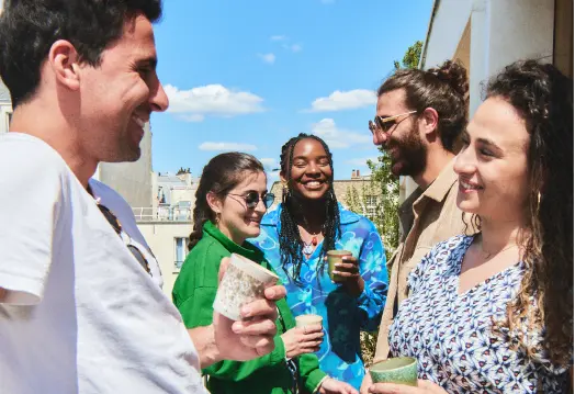 Groupe de cinq personnes sur un balcon